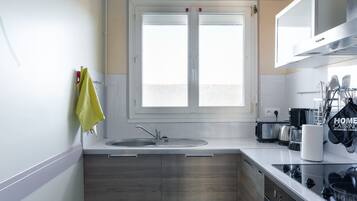 Réfrigérateur, micro-ondes, four, cafetiÚre/bouilloire