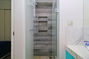 Ducha, secador de pelo, toallas y jabón