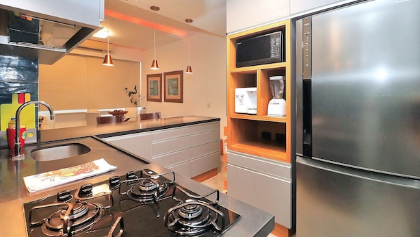Micro-ondes, four, blender, batterie de cuisine, vaisselle et ustensiles