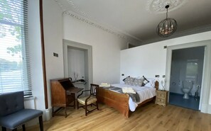 Chambre double | Espace de travail pour ordinateurs portables, lit de bébé (gratuit)