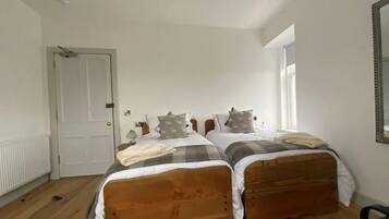 Twin Room | Laptop workspace, free cribs/infant beds, bed sheets