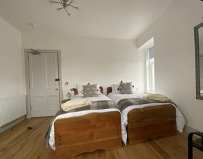 Chambre avec lits jumeaux | Espace de travail pour ordinateurs portables, lit de bébé (gratuit)