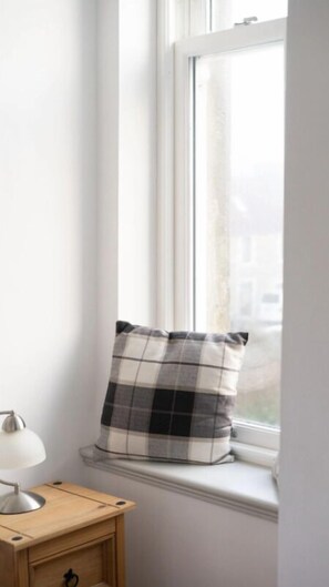 Twin Room | Laptop workspace, free cots/infant beds, bed sheets - Manor House (Thurso)