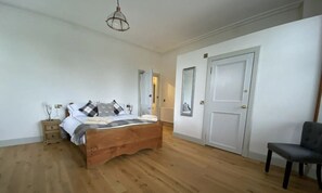 Habitación triple | Espacio para trabajar con laptop, cunas gratuitas y ropa de cama 