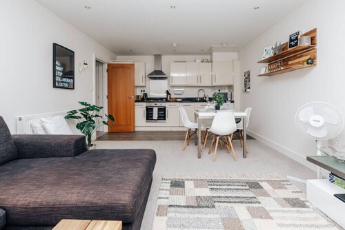 Central Modern Flat with Dedicated Parking