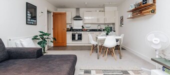 Central Modern Flat with Dedicated Parking