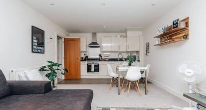 Central Modern Flat with Dedicated Parking