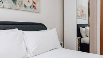 2 makuuhuonetta, työpöytä, silitysrauta/-lauta, ilmainen Wi-Fi