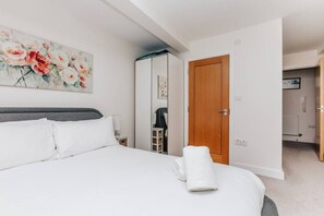 2 dormitoris, escriptori, planxa i posts de planxar i wifi gratuïta