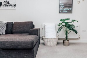 Smart TV, stereo - Central Modern Flat with Dedicated Parking (Henley-On-Thames)