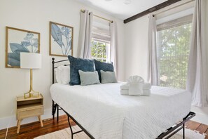 3 bedrooms, desk, iron/ironing board, WiFi