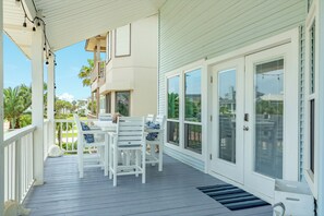 Outdoor dining - Spacious Beachside Home w/ Long Gulf View, Covered Deck & Huge Primary Suite (Galveston)