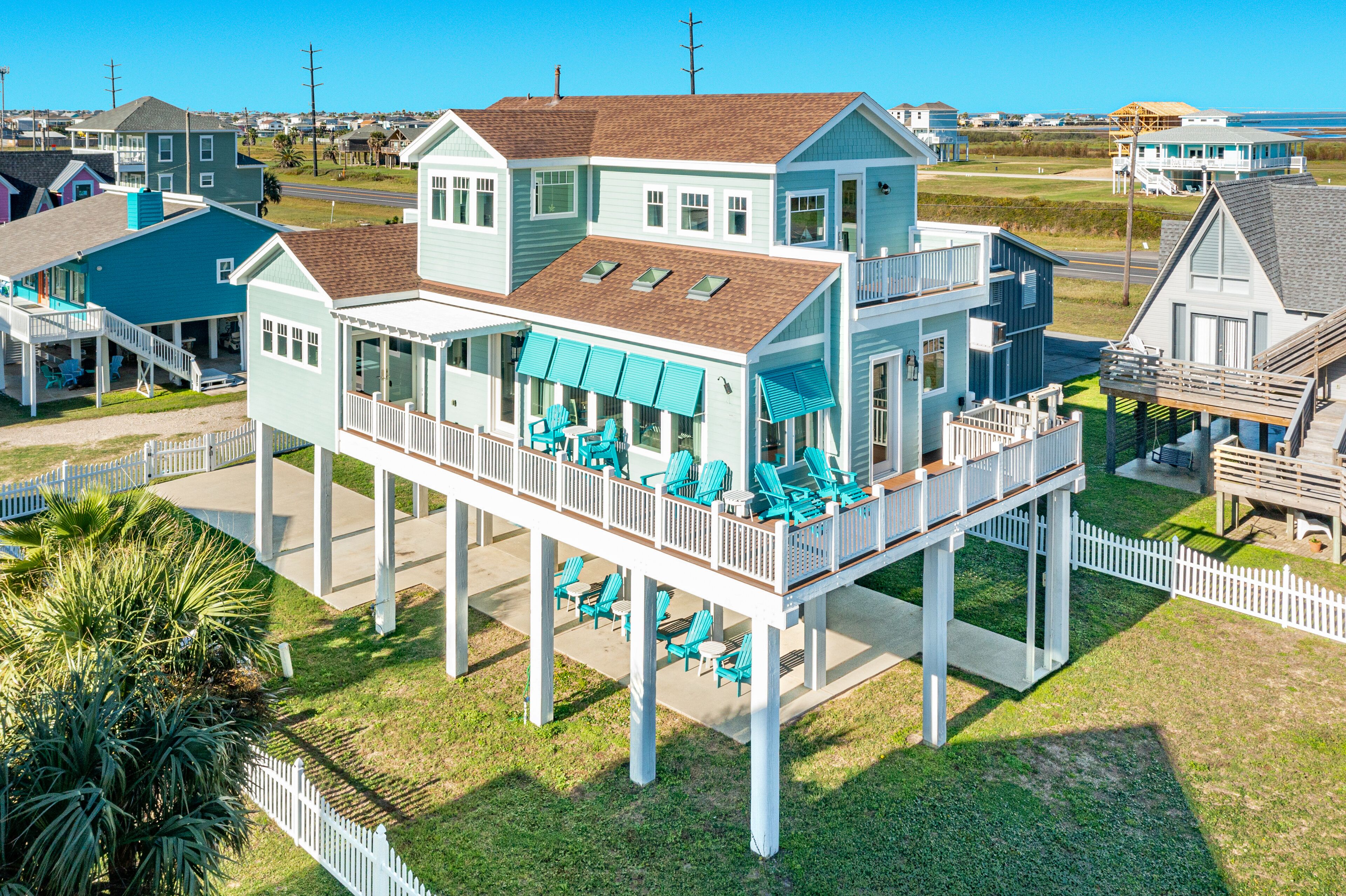 Contemporary Beachside Home - Gulf View, Fully Equipped, Great Outdoor Space