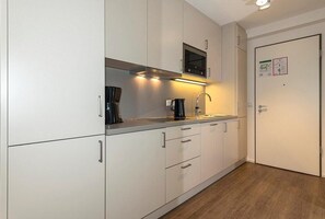 Réfrigérateur, micro-ondes, plaque de cuisson, lave-vaisselle