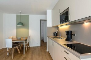 Kylskåp, mikrovågsugn, spishäll och diskmaskin