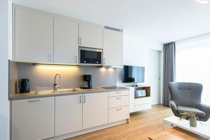 Kühlschrank, Mikrowelle, Herdplatte, Geschirrspüler