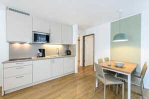 Réfrigérateur, micro-ondes, plaque de cuisson, lave-vaisselle