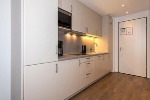 Kühlschrank, Mikrowelle, Herdplatte, Geschirrspüler