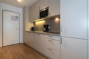 Réfrigérateur, micro-ondes, plaque de cuisson, lave-vaisselle