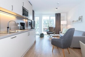 Køleskab, mikrobølgeovn, kogeplade, opvaskemaskine