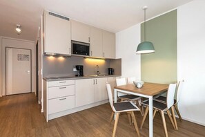 Kylskåp, mikrovågsugn, spishäll och diskmaskin