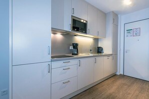 Réfrigérateur, micro-ondes, plaque de cuisson, lave-vaisselle