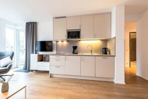 Réfrigérateur, micro-ondes, plaque de cuisson, lave-vaisselle