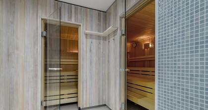 Schickes Ferienapartment in StrandnĂ€he mit GeschĂŒtzter Loggia und Sauna im Haus!