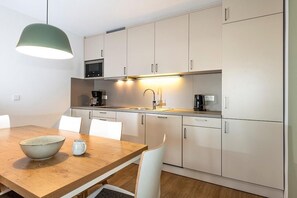 Kylskåp, mikrovågsugn, spishäll och diskmaskin