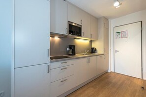 Kühlschrank, Mikrowelle, Herdplatte, Geschirrspüler