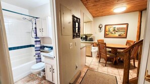 Bathtub, hair dryer, towels - 2BDR/Walk to Ski Lifts & Main St (Breckenridge)