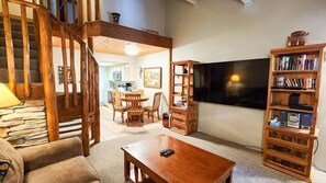 Fernseher, Kamin, Bücher
