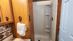 Baignoire, sèche-cheveux, serviettes fournies