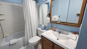 Bathtub, hair dryer, towels - Main St 2BR/Next to Ski Access (Breckenridge)