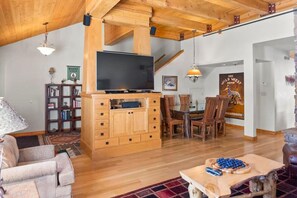 Télévision, cheminée, chaîne hi-fi, espaces bureaux