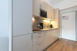 Geladeira, micro-ondas, cooktop, lava-louças