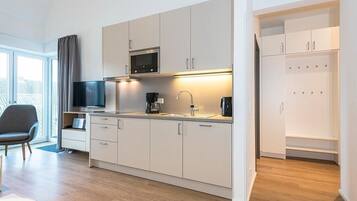 Kühlschrank, Mikrowelle, Herdplatte, Geschirrspüler