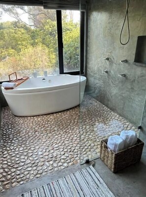 Doccia, vasca idromassaggio, asciugacapelli, bidet