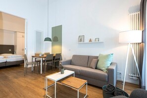 Una televisión, un reproductor estéreo