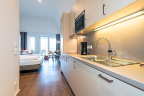 Kühlschrank, Mikrowelle, Herdplatte, Geschirrspüler