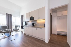 Fridge, microwave, stovetop, dishwasher