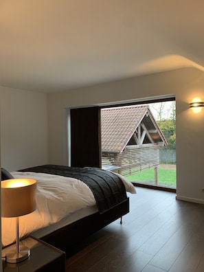 In-room safe, soundproofing, iron/ironing board, free WiFi