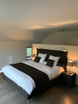 In-room safe, soundproofing, iron/ironing board, free WiFi