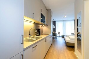 Een koelkast, een microgolfoven, een kookplaat, een vaatwasser