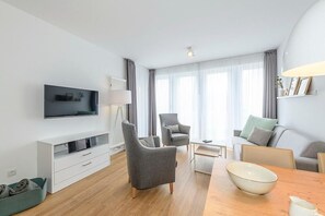 TV, stereo - Great 3-room family apartment in a quiet location with south-facing terrace near the beach (Norseeheilbad Bensersiel)