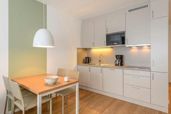 Kühlschrank, Mikrowelle, Herdplatte, Geschirrspüler