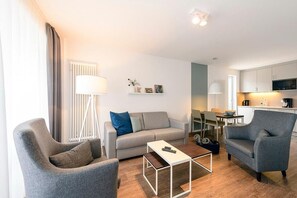 TV, stereo - Modernes 3-zimmer Familienapartment in Ruhiger Lage mit Terrasse in Strandnähe (Norseeheilbad Bensersiel)