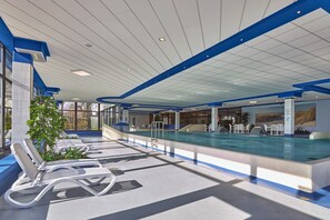Indoor pool - Modernes 3-zimmer Familienapartment in Ruhiger Lage mit Terrasse in Strandnähe (Norseeheilbad Bensersiel)