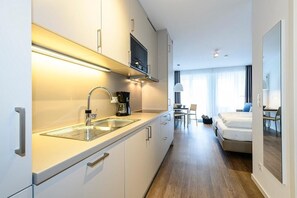 Kühlschrank, Mikrowelle, Herdplatte, Geschirrspüler