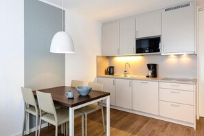 Réfrigérateur, micro-ondes, plaque de cuisson, lave-vaisselle